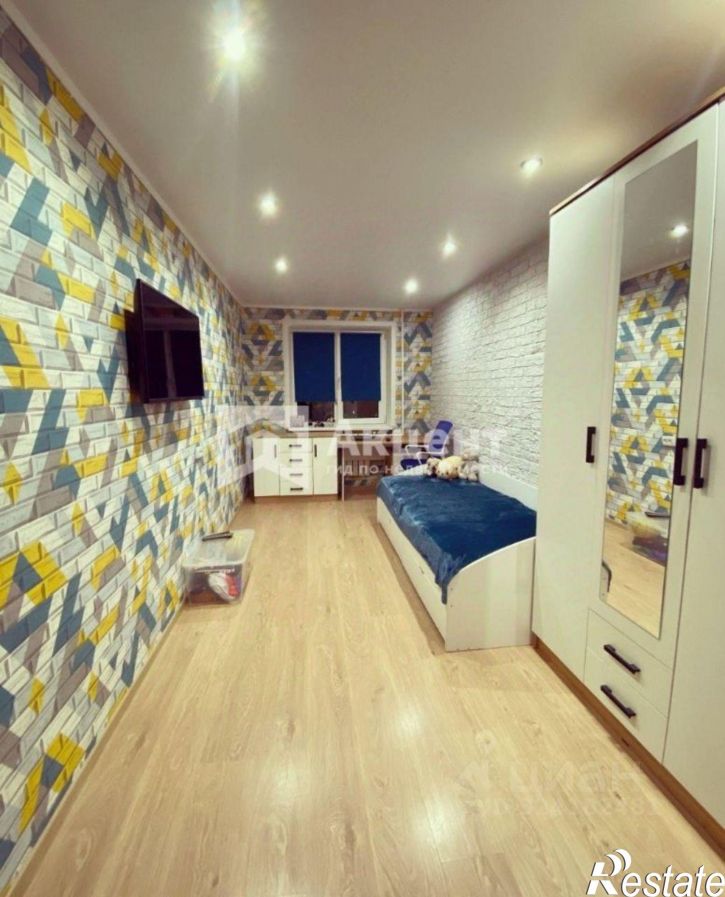 3-комн квартира улица Любимова, 10,  д. 10