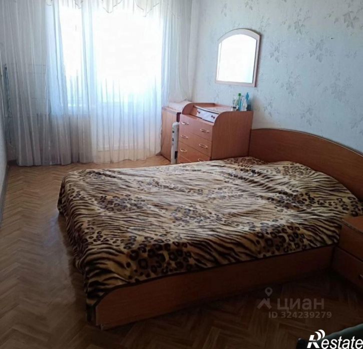 3-комн квартира ул Жарова, 8,  д. 8
