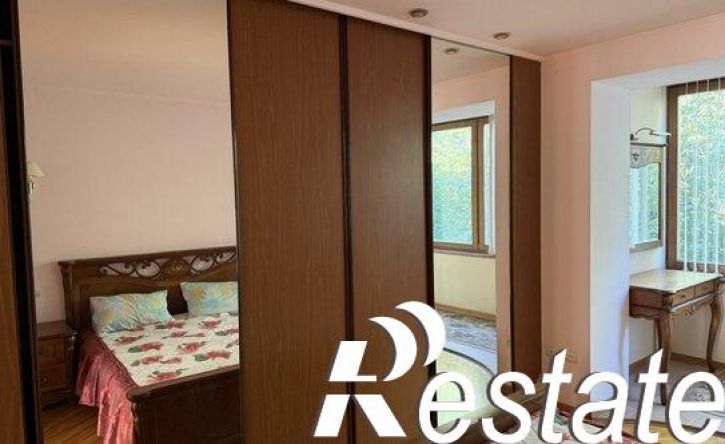 4-комн квартира улица Лётчика Захарова, 21,  д. 21